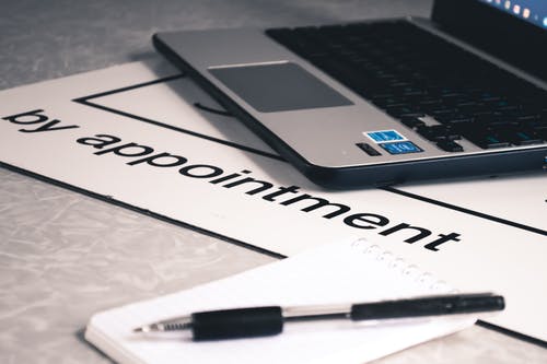 黑色和银色便携式计算机的浅焦点摄影 · 免费素材图片