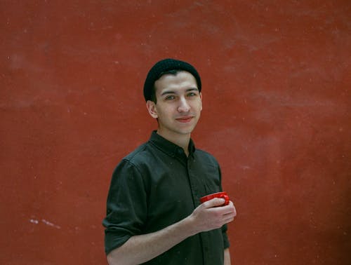 站在墙旁边的男人 · 免费素材图片