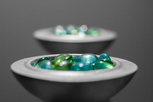 白色陶瓷碗上的五彩的鹅卵石 · 免费素材图片