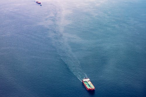 红色，白色和蓝绿色的货船在水面上 · 免费素材图片