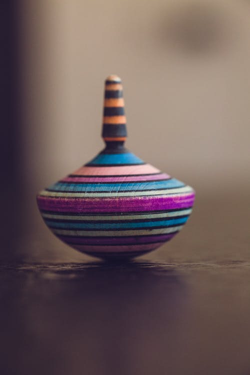 多色条纹陶瓷花瓶 · 免费素材图片