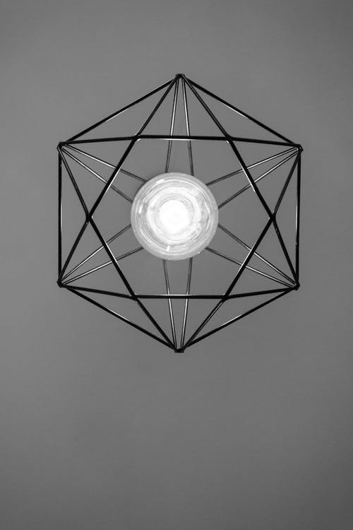 黑色金属框架吊灯已打开 · 免费素材图片