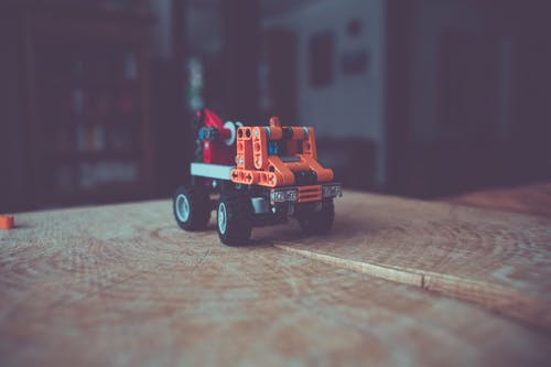 橙色和黑色卡车玩具 · 免费素材图片