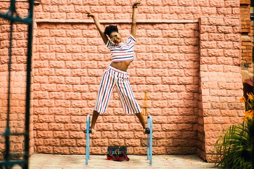 白红蓝条纹的裤子和上衣的女人 · 免费素材图片