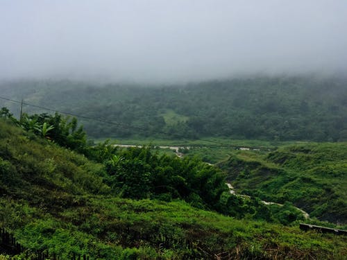 白云有雾的时候山空中摄影 · 免费素材图片