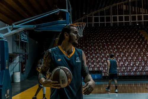 蓝色和黄色篮球球衣的男人 · 免费素材图片