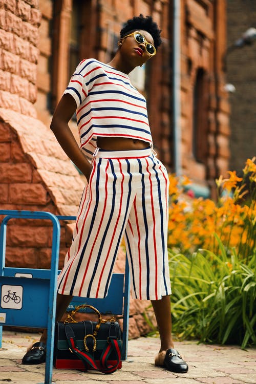 女人穿着白红蓝条纹的衬衫和宫裤 · 免费素材图片
