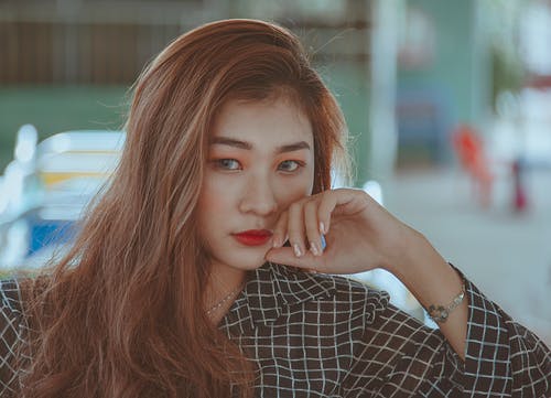 女人穿着白色和黑色的格子衬衫 · 免费素材图片