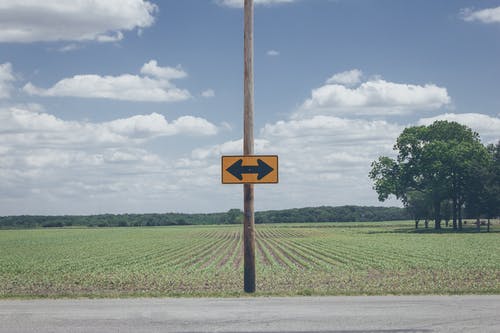 黄色箭头路标的照片 · 免费素材图片