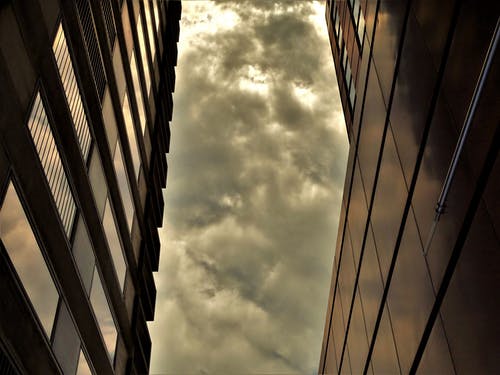 棕色高层建筑的低角度 · 免费素材图片