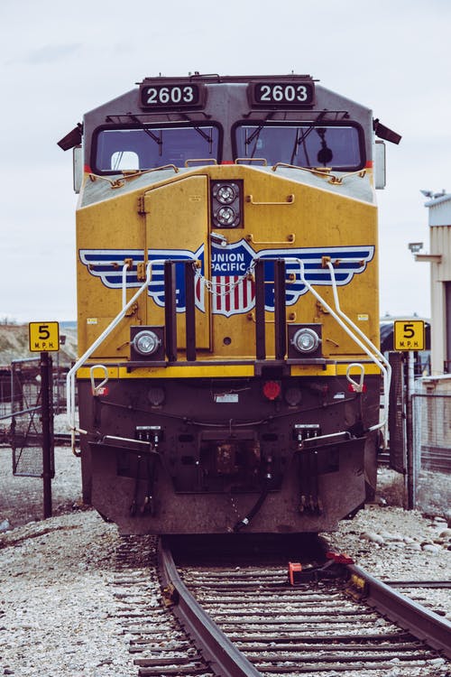 铁路上的黄色火车 · 免费素材图片