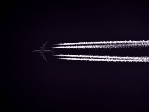 夜间在云层中飞机的照片 · 免费素材图片