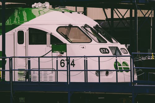 白色和绿色火车 · 免费素材图片