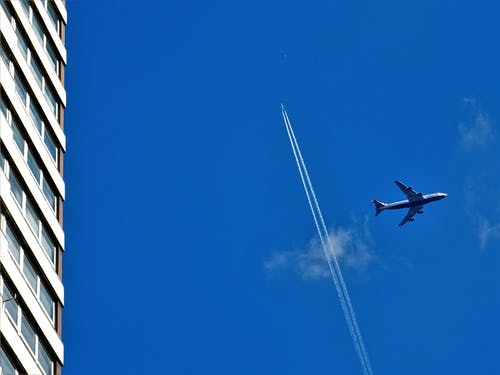白天在天空上的灰色客机 · 免费素材图片
