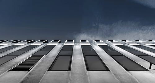 灰色混凝土建筑的低角度 · 免费素材图片