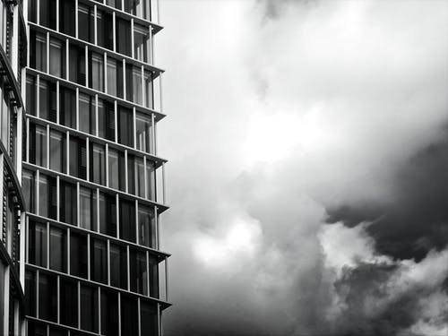 玻璃建筑的灰度照片 · 免费素材图片