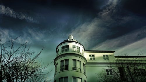 多云的天空下粉刷成白色的房子 · 免费素材图片