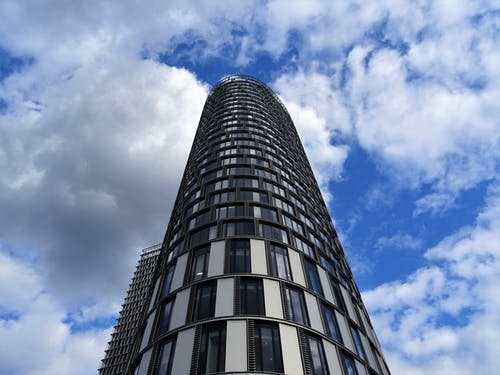 白多云的天空期间的灰色混凝土建筑 · 免费素材图片