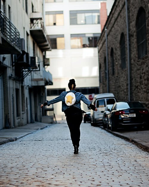 站在大楼附近的通路上的女人 · 免费素材图片