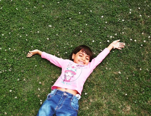 躺在绿草地上的女孩 · 免费素材图片