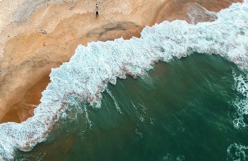 海浪在沙滩上 · 免费素材图片