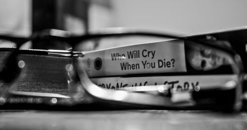 通过眼镜的灰度摄影视图死亡时谁会哭？标签书 · 免费素材图片