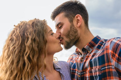 女人和男人互相亲吻 · 免费素材图片