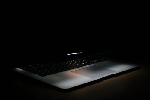 笔记本电脑在黑暗区域的摄影 · 免费素材图片
