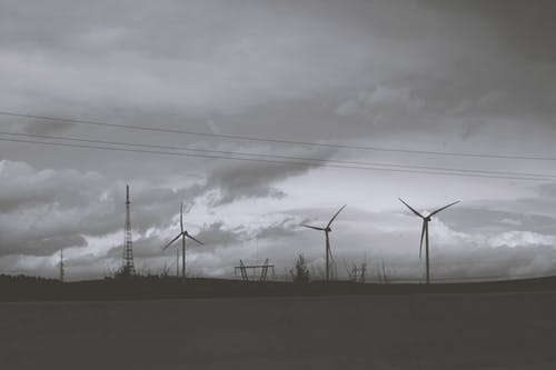 多云的天空下的三个风车 · 免费素材图片