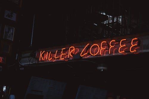 杀手咖啡霓虹灯招牌照片 · 免费素材图片