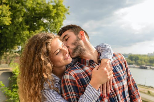 男人亲吻女人 · 免费素材图片
