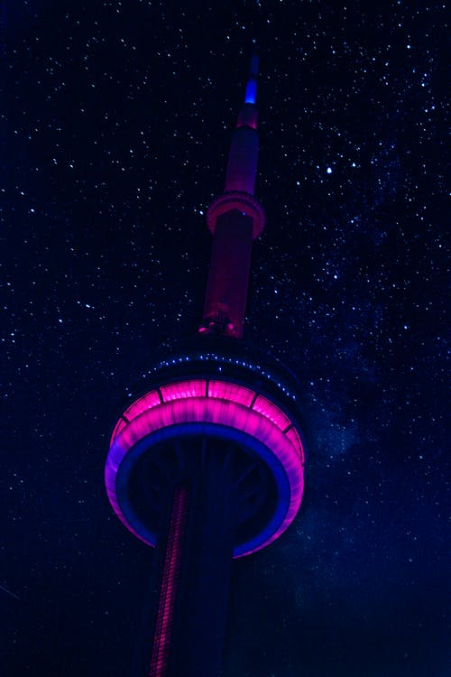夜间照明塔的低角度照片 · 免费素材图片