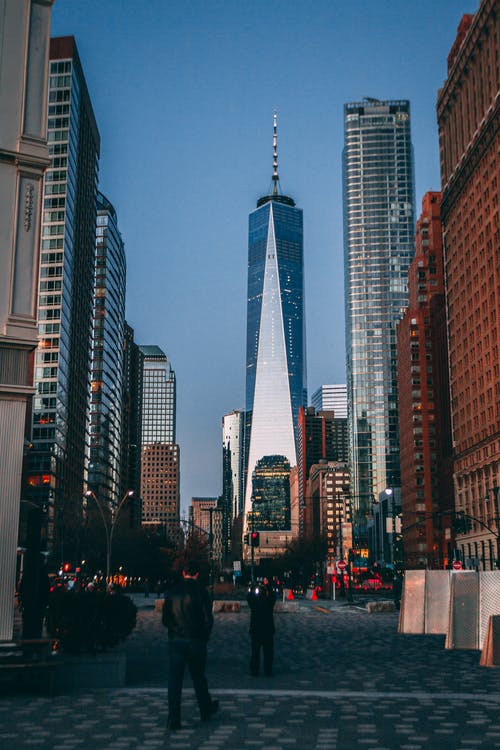 蓝蓝的天空下的高层建筑 · 免费素材图片