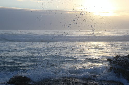 海浪锤击巨石 · 免费素材图片