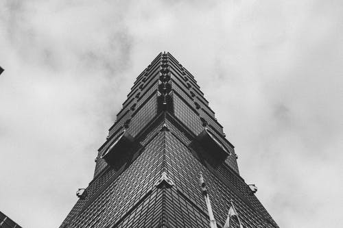 灰色的幕墙建筑的低角度照片 · 免费素材图片