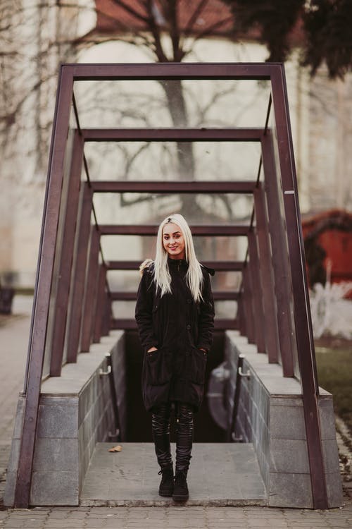 黑色外套站在楼梯附近的女人 · 免费素材图片
