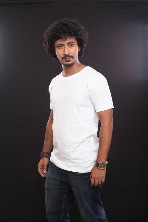 男人穿着白色圆领衬衫和黑色牛仔裤 · 免费素材图片