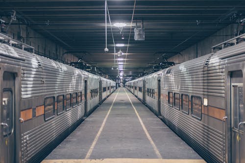火车站的两列灰色火车的照片 · 免费素材图片