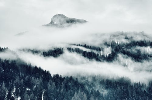 山覆盖物与云的高角度照片 · 免费素材图片