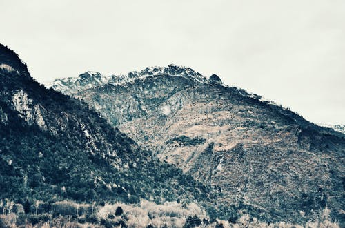 白天的绿白山照片 · 免费素材图片