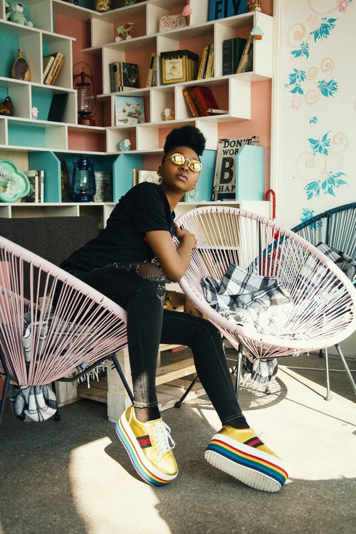 女人坐在蹦极椅上 · 免费素材图片