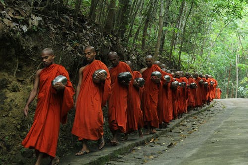 僧侣在人行道上掉线 · 免费素材图片