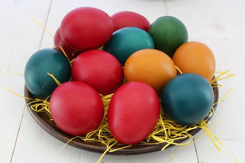红色，橙色和绿色打印的鸡蛋截图 · 免费素材图片