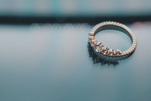 金色钻石订婚戒指 · 免费素材图片
