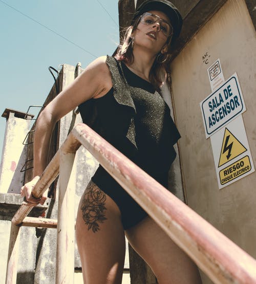 黑色泳衣站在门附近的女人 · 免费素材图片