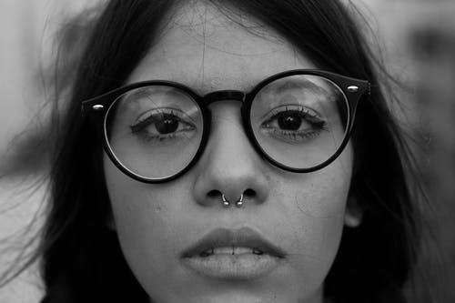 女人戴眼镜的特写照片 · 免费素材图片
