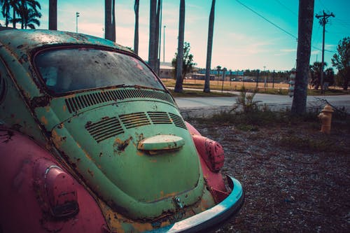 停在路旁的绿色和粉红色大众甲壳虫的摄影 · 免费素材图片