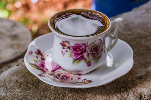 白色和粉红色陶瓷花卉茶杯与茶碟 · 免费素材图片