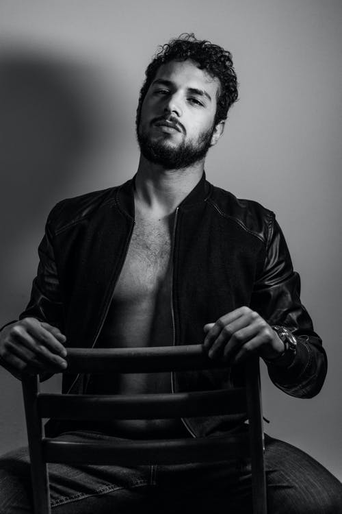 男子坐在阶梯椅子上的灰度照片 · 免费素材图片