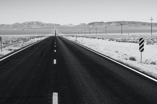 沙漠公路的灰度照片 · 免费素材图片